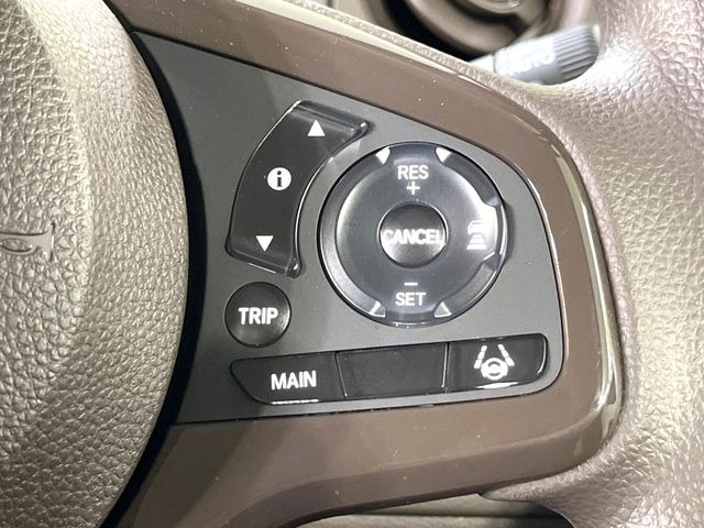 【アダプティブクルーズコントロール】高速道路での長距離走行が楽に!!自動で速度を保つクルーズコントロールが、衝突軽減システムと連携し、前方の車両を感知して車間を保つように速度調節してくれます!!