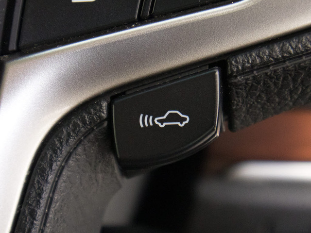 衝突回避支援型プリクラッシュセーフティシステム 前方に出現した障害物に対し警報を発し、ドライバーに警告。同時にブレーキアシストにより衝突回避と速度を軽減します。