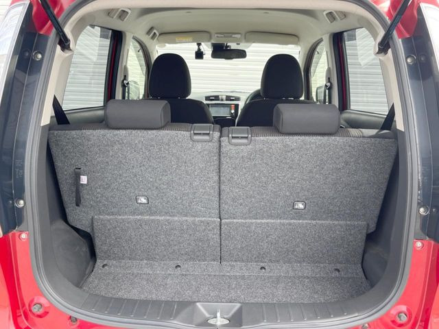 普段のお買い物や通勤、送迎等に十分な荷室スペースを確保しております。セカンドシートを倒すと、大きな荷物の積載も可能です♪