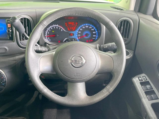 �C���e���A�ɍ��킹���f�U�C���̃X�e�A�����O�́A�^�]�������̂��Ƃ��l���A�^�]���₷���`��A�傫���ł��B�����x�A���ۂɐG���Ă��m���߂��������B