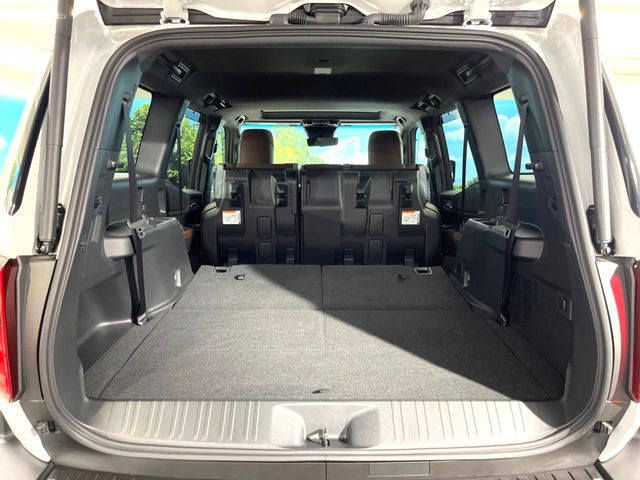 ���i�̂���������ʋ΁A���}���ɏ\���ȉ׎��X�y�[�X���m�ۂ��Ă���܂��B�Z�J���h�V�[�g��|���ƁA�傫�ȉו��̐ύڂ��\�ł���