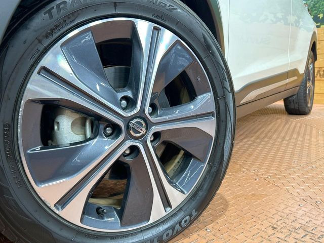 【純正○○インチアルミホイール】外観にマッチした純正アルミホイールを装着しております。各種社外アルミホイールや、スタッドレスタイヤも取扱いしております。是非ご相談ください♪