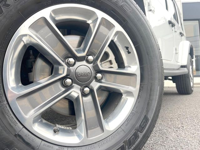 ●純正18インチアルミホイール:輸入車ならではの卓越した走りを支えるホイールと足回りです!日本車の走りに慣れている方にもぜひ体感して頂きたいほど、高いレベルでまとまっています!