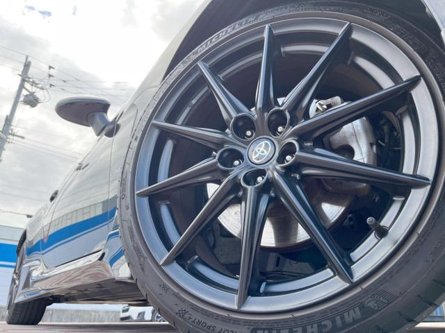 �y����18�C���`�A���~�z�C�[���z�O�ςɃ}�b�`���������A���~�z�C�[���𑕒����Ă���܂��B�e��ЊO�A���~�z�C�[����A�X�^�b�h���X�^�C�����戵�����Ă���܂��B���񂲑��k����������