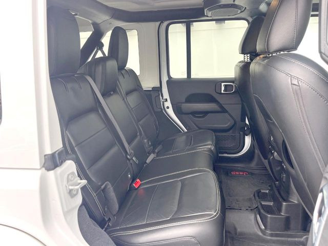 ●後部座席も気になるようなキズ・汚れやへたり等、大きなダメージはなく、良好な状態です。