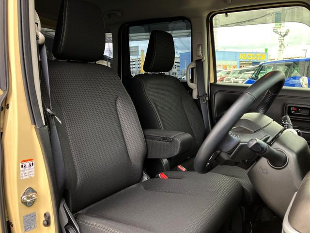 運転席シート廻りは使用感も少なく、良好な状態となっています。丁寧に使われていたことがよくわかりますね。