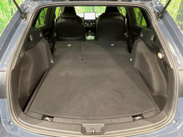 積み下ろしのしやすいデッキにはたっぷりと荷物を積み込んでいただけます。遊びから仕事まで、様々なシーンで頼れます♪