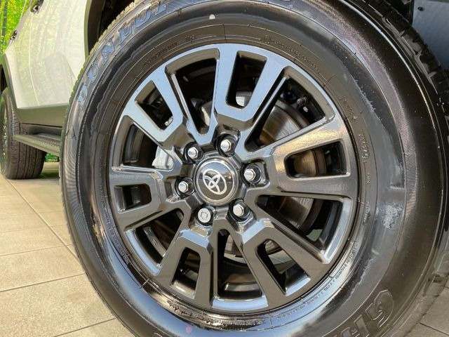 �y����18�C���`�A���~�z�C�[���z�O�ςɃ}�b�`���������A���~�z�C�[���𑕒����Ă���܂��B�e��ЊO�A���~�z�C�[����A�X�^�b�h���X�^�C�����戵�����Ă���܂��B���񂲑��k����������