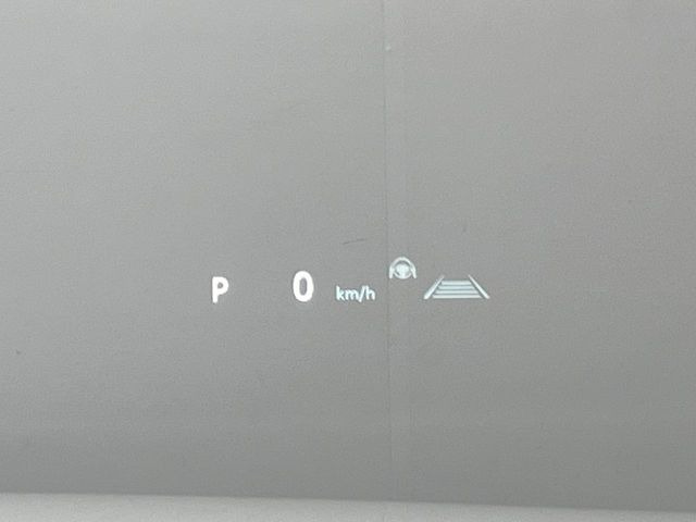 【カラーヘッドアップディスプレイ】現在の速度や走行情報をデジタル表示で運転席前方のガラスに投影!カラー付きで視認性も高く、運転中目線をずらさず必要な情報を確認できるのでとっても便利で安心!