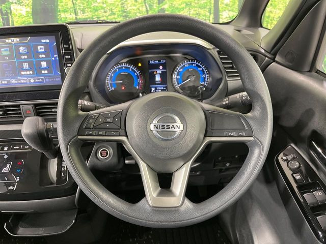 �C���e���A�ɍ��킹���f�U�C���̃X�e�A�����O�́A�^�]�������̂��Ƃ��l���A�^�]���₷���`��A�傫���ł��B�����x�A���ۂɐG���Ă��m���߂��������B