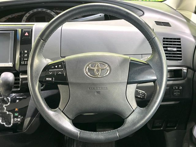 �C���e���A�ɍ��킹���f�U�C���̃X�e�A�����O�́A�^�]�������̂��Ƃ��l���A�^�]���₷���`��A�傫���ł��B�����x�A���ۂɐG���Ă��m���߂��������B