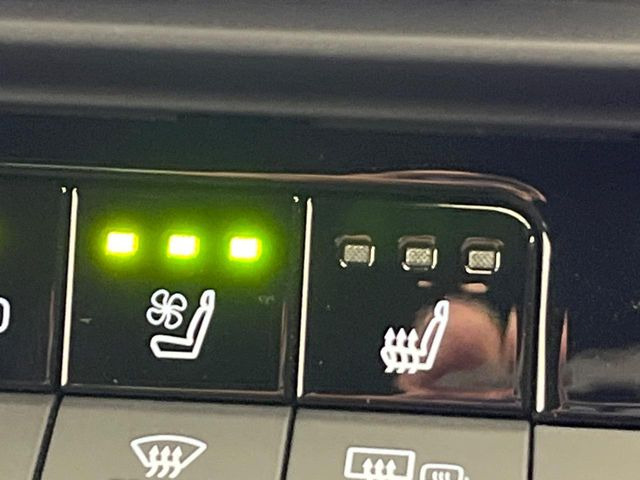 【シートベンチレーション】夏場は涼しい風でお尻や背中の熱やムレを防ぎ、冬はエアコンよりも早く温まってポカポカに!季節を問わず快適に過ごせます。