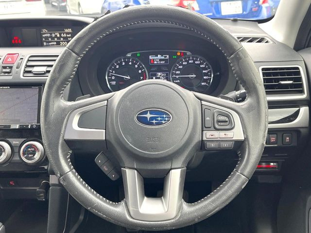 �C���e���A�ɍ��킹���f�U�C���̃X�e�A�����O�́A�^�]�������̂��Ƃ��l���A�^�]���₷���`��A�傫���ł��B�����x�A���ۂɐG���Ă��m���߂��������B