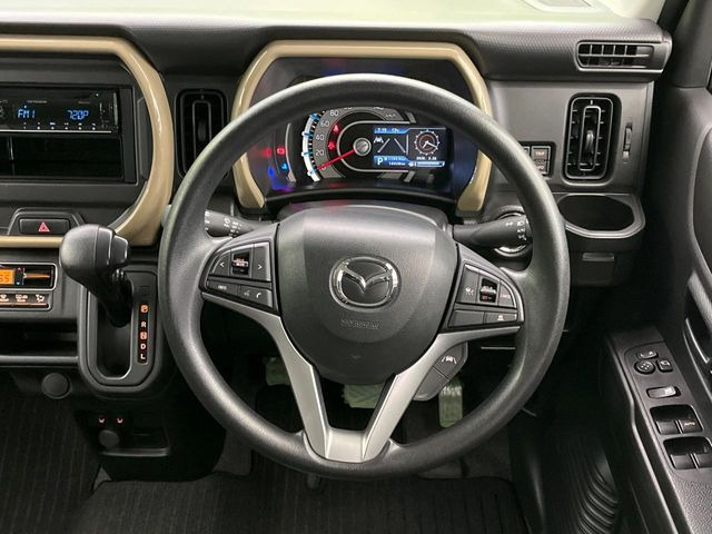 �C���e���A�ɍ��킹���f�U�C���̃X�e�A�����O�́A�^�]�������̂��Ƃ��l���A�^�]���₷���`��A�傫���ł��B�����x�A���ۂɐG���Ă��m���߂��������B