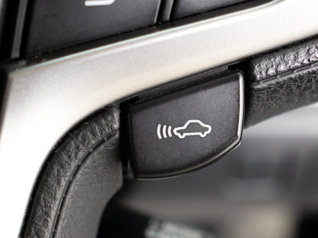 �Փˉ���x���^�v���N���b�V���Z�[�t�e�B�V�X�e�� �O���ɏo��������Q���ɑ΂��x��𔭂��A�h���C�o�[�Ɍx���B�����Ƀu���[�L�A�V�X�g�ɂ��Փˉ���Ƒ��x���y�����܂��B