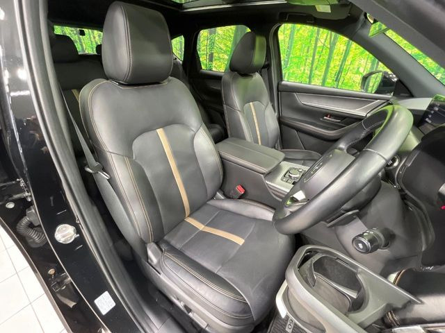 【黒革シート】上質な本革を使用し、高級感あふれる黒革シート。常に体に触れる部分だから、座り心地の良さにはこだわりたいですね♪汚れの付着や劣化を抑制する内装コーティング施工もおススメですよ♪