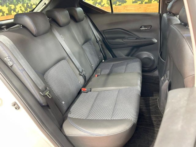 後部座席も気になるようなキズ・汚れやへたり等、大きなダメージはなく、良好な状態です。