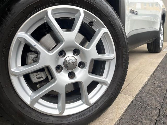 ●純正アルミホイール:輸入車ならではの卓越した走りを支えるホイールと足回りです!日本車の走りに慣れている方にもぜひ体感して頂きたい程高いレベルでまとまっています!