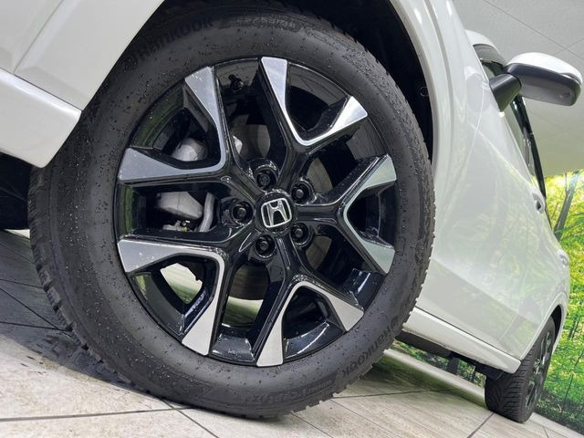 �y����18�C���`�A���~�z�C�[���z�O�ςɃ}�b�`���������A���~�z�C�[���𑕒����Ă���܂��B�e��ЊO�A���~�z�C�[����A�X�^�b�h���X�^�C�����戵�����Ă���܂��B���񂲑��k����������