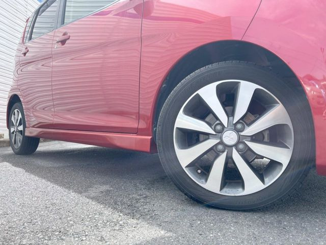 純正15インチアルミホイール】外観にマッチした純正アルミホイールを装着しております。各種社外アルミホイールや、スタッドレスタイヤも取扱いしております。是非ご相談ください♪