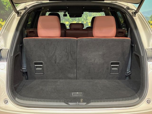 ���i�̂���������ʋ΁A���}���ɏ\���ȉ׎��X�y�[�X���m�ۂ��Ă���܂��B�Z�J���h�V�[�g��|���ƁA�傫�ȉו��̐ύڂ��\�ł���