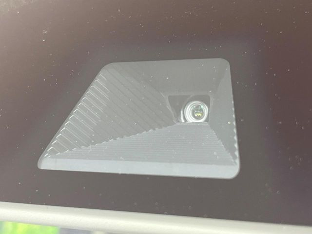 【ホンダセンシング】走行中に前方の車両等を認識し、衝突しそうな時は警報とブレーキで衝突回避と被害軽減をアシスト。より安全にドライブをお楽しみいただけます。