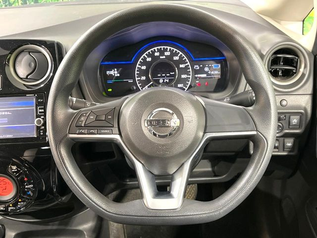 �C���e���A�ɍ��킹���f�U�C���̃X�e�A�����O�́A�^�]�������̂��Ƃ��l���A�^�]���₷���`��A�傫���ł��B�����x�A���ۂɐG���Ă��m���߂��������B