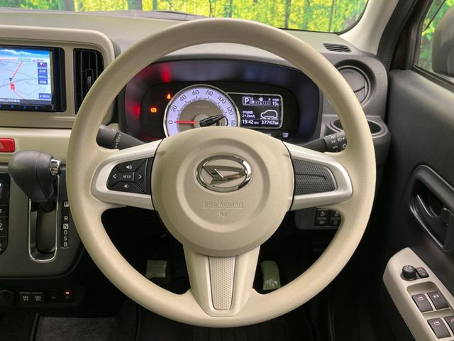 �C���e���A�ɍ��킹���f�U�C���̃X�e�A�����O�́A�^�]�������̂��Ƃ��l���A�^�]���₷���`��A�傫���ł��B�����x�A���ۂɐG���Ă��m���߂��������B