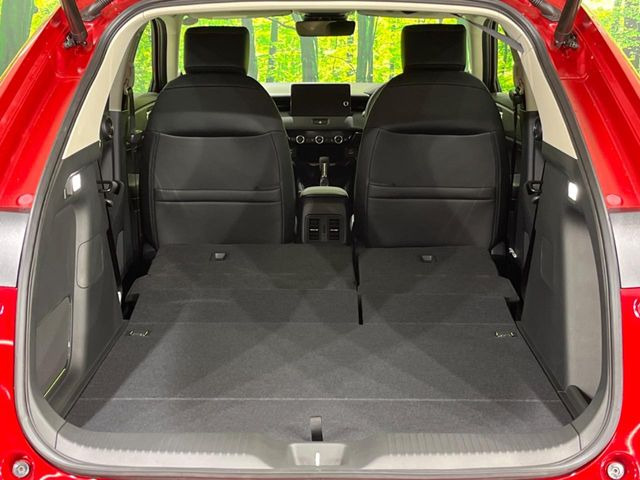 ���i�̂���������ʋ΁A���}���ɏ\���ȉ׎��X�y�[�X���m�ۂ��Ă���܂��B�Z�J���h�V�[�g��|���ƁA�傫�ȉו��̐ύڂ��\�ł���