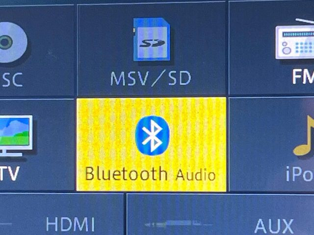 ��Bluetooth:���莝���̃X�}�[�g�t�H���ȂǂƐڑ����A�n���Y�t���[�ʘb��Տꊴ����~���[�W�b�N�Đ������y���݂��������܂��B�����ڑ��ł��̂Ŕς킵��������܂����