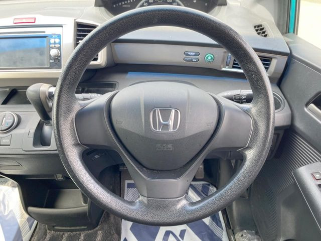 �C���e���A�ɍ��킹���f�U�C���̃X�e�A�����O�́A�^�]�������̂��Ƃ��l���A�^�]���₷���`��A�傫���ł��B�����x�A���ۂɐG���Ă��m���߂��������B