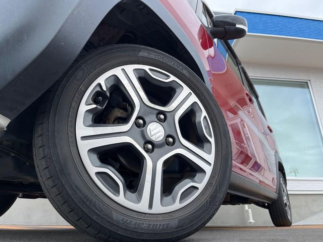 �y����15�C���`�A���~�z�C�[���z�O�ςɃ}�b�`���������A���~�z�C�[���𑕒����Ă���܂��B�e��ЊO�A���~�z�C�[����A�X�^�b�h���X�^�C�����戵�����Ă���܂��B���񂲑��k����������