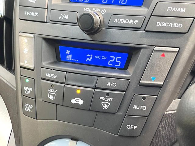 【オートエアコン】一度お好みの温度に設定すれば、車内の温度を検知し風量や温度を自動で調整。暑い&hellip;寒い&hellip;と何度もスイッチ操作をする必要はありません。快適な車内空間には必須の機能ですね♪