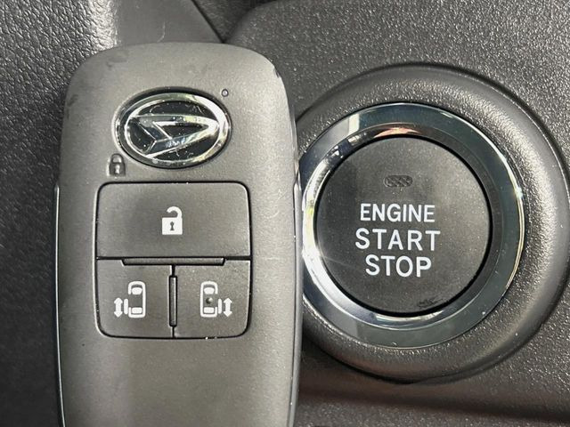 【キーフリーシステム】カバンやポケットに入れたままでもドアの施錠・解錠が可能なスマートキーを装備。エンジンのオン・オフ時もカギを取り出す必要が無いからとっても便利です♪