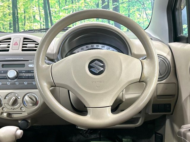 �C���e���A�ɍ��킹���f�U�C���̃X�e�A�����O�́A�^�]�������̂��Ƃ��l���A�^�]���₷���`��A�傫���ł��B�����x�A���ۂɐG���Ă��m���߂��������B