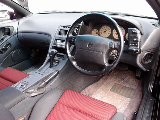 室内は綺麗にルームクリーニング済みとなります。たばこの嫌な臭いや芳香剤の臭いも御座いません。ご希望に応じてRECARO製などのスポーツシートに変更も可能です。お気軽にご相談下さいませ