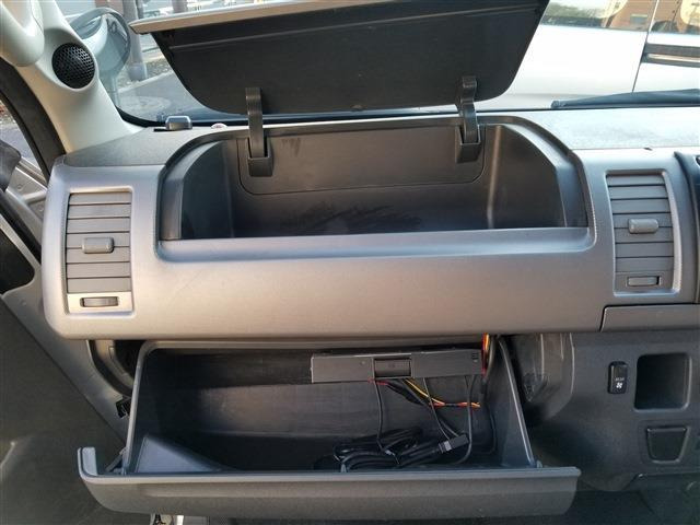 リヤシートは大型ベンチリクライニング機能付折りたたみタイプです。