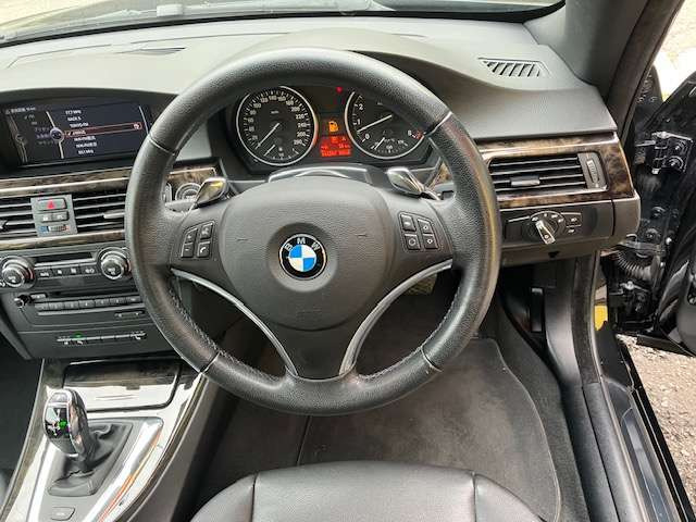 ステアリングも擦れなく綺麗です、パドルシフト付きです!!クルーズコントロール!!