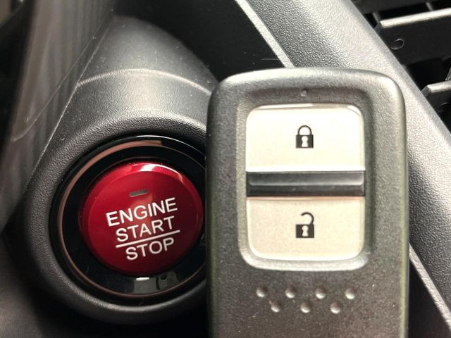 �yHonda�X�}�[�g�L�[�z�J�o����|�P�b�g�ɓ��ꂽ�܂܂ł��h�A�̎{���E�������\�ȃX�}�[�g�L�[�𑕔��B�G���W���̃I���E�I�t�����J�M�����o���K�v����������Ƃ��Ă��֗��ł���