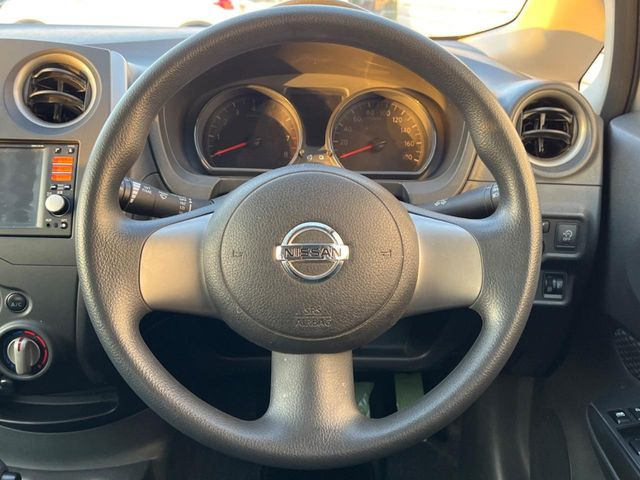 インテリアに合わせたデザインのステアリングは、運転される方のことも考え、運転しやすい形状、大きさです。是非一度、実際に触ってお確かめください。