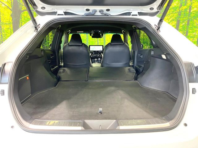 ���i�̂���������ʋ΁A���}���ɏ\���ȉ׎��X�y�[�X���m�ۂ��Ă���܂��B�Z�J���h�V�[�g��|���ƁA�傫�ȉו��̐ύڂ��\�ł���