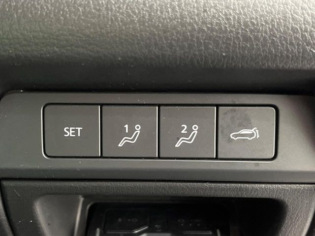 【メモリー機能付きパワーシート】ドライバーごとに設定したシート位置を記憶して、ボタン一つで切り替えできる便利な機能!運転する方が複数名いらっしゃるご家庭におすすめです♪