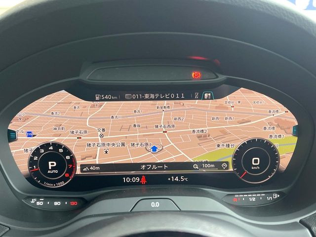 ���o�[�`�����R�b�N�s�b�g:�S�̂��t���p�l���ƂȂ��Ă����i�I�ȃ��[�^�[�p�l���B�ʏ�̃X�s�[�h���[�^�[�Ƃ��Ă̋@�\�͂������A�i�r�E�I�[�f�B�I�@�\�̊m�F�E������ł��A�^�]�ɏW�����₷���Ȃ��Ă���܂��B