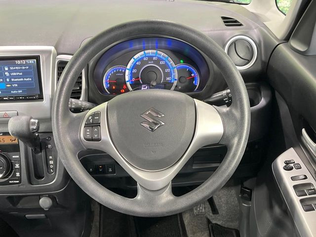 �C���e���A�ɍ��킹���f�U�C���̃X�e�A�����O�́A�^�]�������̂��Ƃ��l���A�^�]���₷���`��A�傫���ł��B�����x�A���ۂɐG���Ă��m���߂��������B