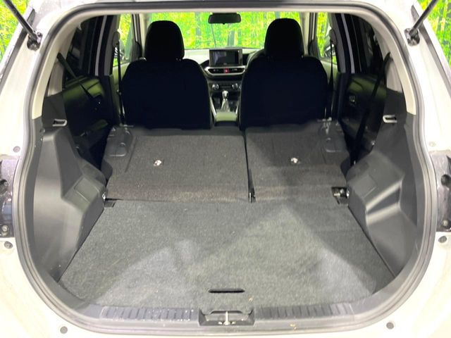 ���i�̂���������ʋ΁A���}���ɏ\���ȉ׎��X�y�[�X���m�ۂ��Ă���܂��B�Z�J���h�V�[�g��|���ƁA�傫�ȉו��̐ύڂ��\�ł���