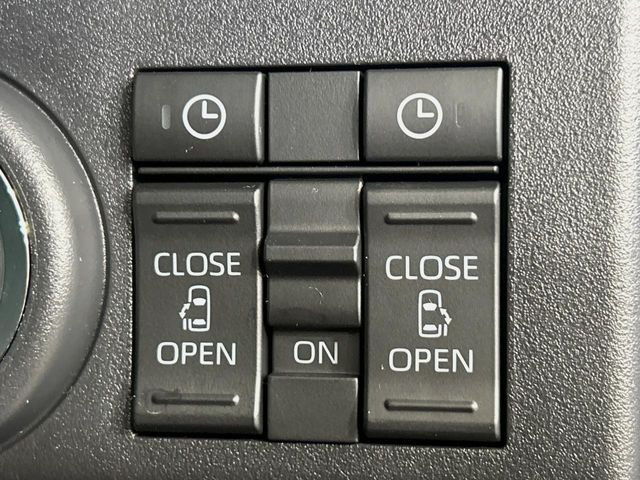 【両側パワースライドドア】スマートキーや運転席のスイッチで後席両側スライドドアの開閉が可能♪電動だから力を入れてドアを開ける必要が無く、小さなお子様でも簡単に開け閉めでき快適です♪