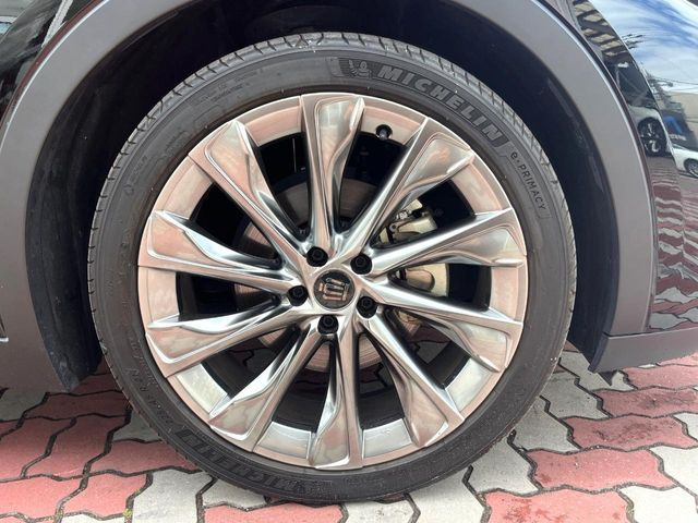 �y����21�C���`�A���~�z�C�[���z�O�ςɃ}�b�`���������A���~�z�C�[���𑕒����Ă���܂��B�e��ЊO�A���~�z�C�[����A�X�^�b�h���X�^�C�����戵�����Ă���܂��B���񂲑��k������