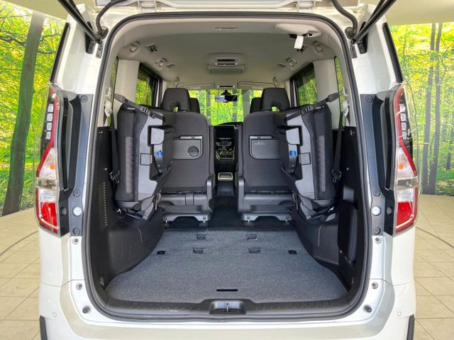 普段のお買い物や通勤、送迎等に十分な荷室スペースを確保しております。セカンドシートを倒すと、大きな荷物の積載も可能です♪