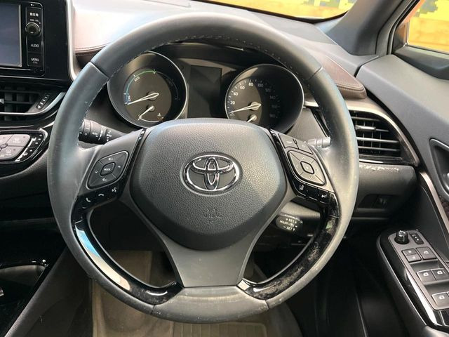 �C���e���A�ɍ��킹���f�U�C���̃X�e�A�����O�́A�^�]�������̂��Ƃ��l���A�^�]���₷���`��A�傫���ł��B�����x�A���ۂɐG���Ă��m���߂��������B