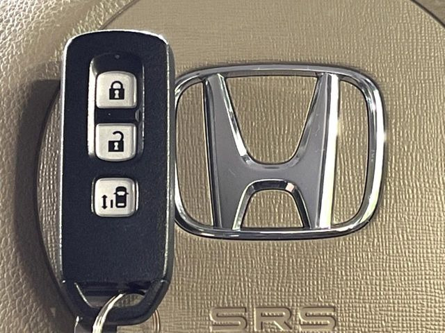 �yHonda�X�}�[�g�L�[�z�J�o����|�P�b�g�ɓ��ꂽ�܂܂ł��h�A�̎{���E�������\�ȃX�}�[�g�L�[�𑕔��B�G���W���̃I���E�I�t�����J�M�����o���K�v����������Ƃ��Ă��֗��ł���